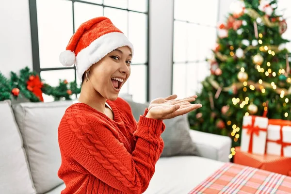 Junge Hispanische Frau Mit Kurzen Haaren Weihnachtsmütze Auf Dem Sofa — Stockfoto