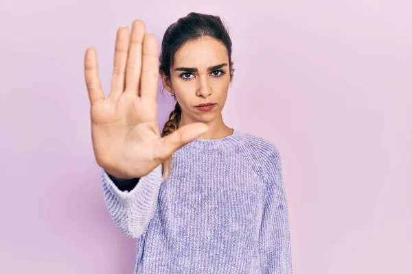 Junge Hispanische Mädchen Lässiger Kleidung Tun Stop Singen Mit Handfläche — Stockfoto