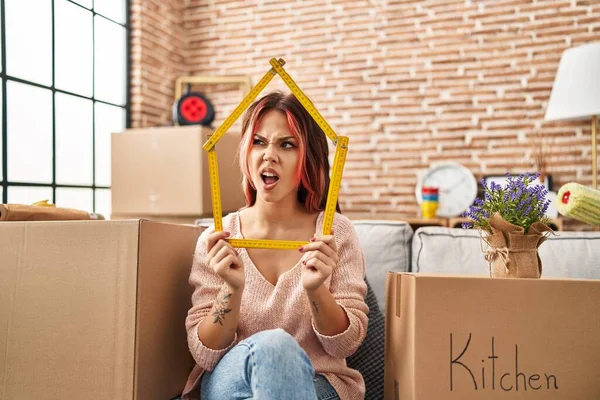 Jonge Blanke Vrouw Zit Bank Het Nieuwe Huis Boos Boos — Stockfoto