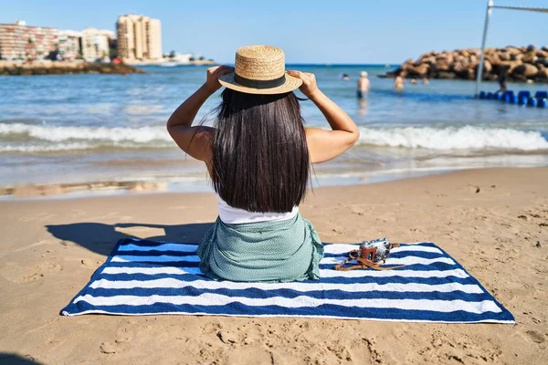Mladá Hispánka Žena Zadní Pohled Sedí Písku Moře — Stock fotografie