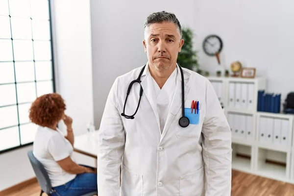 Klinikteki Orta Yaşlı Bir Doktor Depresyondaki Bir Hastası Var Endişeli — Stok fotoğraf