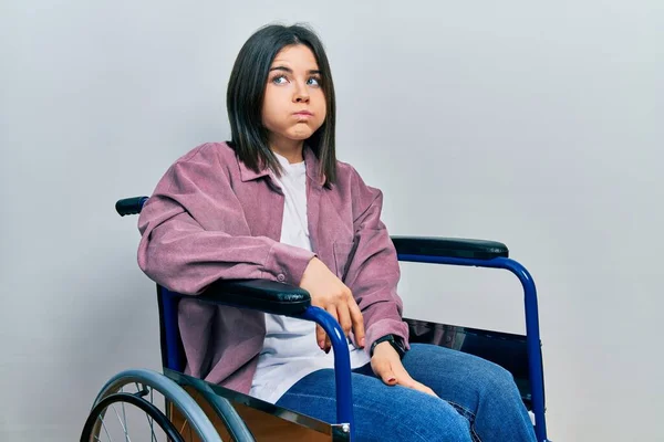 Молодая Брюнетка Сидящая Инвалидной Коляске Пыхтя Щеки Забавным Лицом Рот — стоковое фото