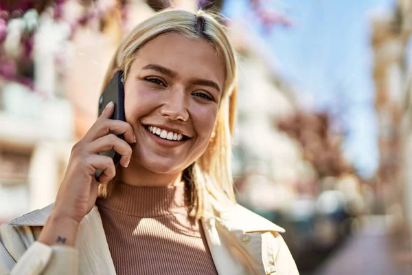 Junges Blondes Mädchen Lächelt Fröhlich Auf Dem Smartphone Der Stadt — Stockfoto