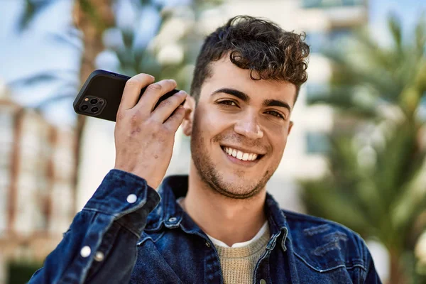 Genç Spanyol Adam Şehirdeki Akıllı Telefonu Kullanarak Sesli Mesaj Dinliyor — Stok fotoğraf