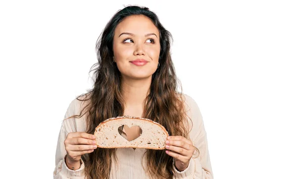 Ung Latinamerikansk Flicka Håller Bröd Med Hjärta Symbol Ler Tittar — Stockfoto