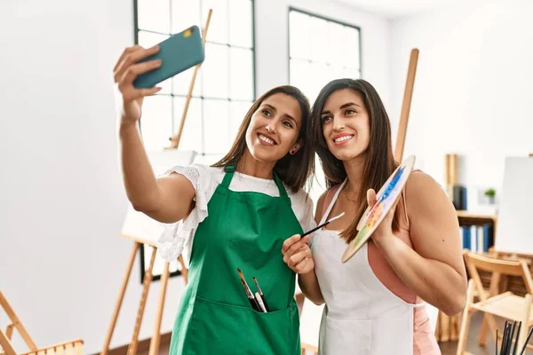 Due Studenti Pittura Latina Sorridenti Felici Facendo Selfie Dallo Smartphone — Foto Stock
