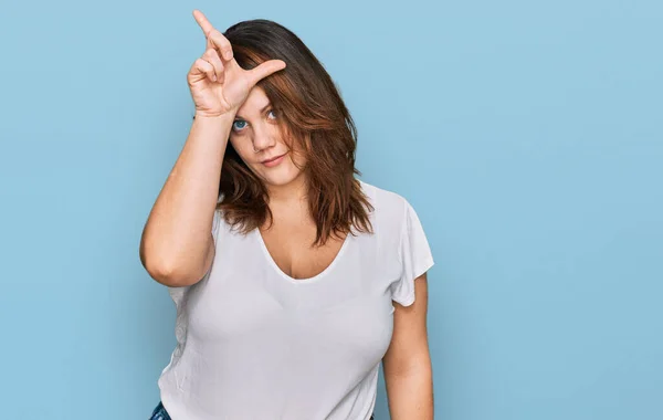 Genç Cüsseli Bir Kadın Günlük Beyaz Tişört Giyiyor Alnında Parmakları — Stok fotoğraf