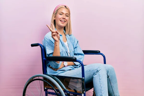 Красивая Блондинка Сидящая Инвалидном Кресле Улыбаясь Счастливым Лицом Подмигивая Камеру — стоковое фото