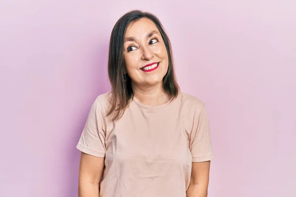 Middle Age Hispanic Woman Wearing Casual Clothes Looking Away Side — Stock Photo, Image