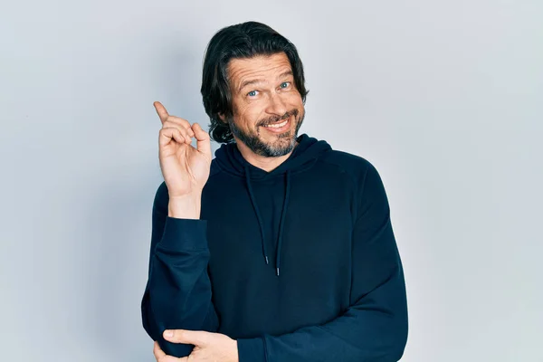 Middelbare Leeftijd Blanke Man Draagt Casual Sweatshirt Met Een Grote — Stockfoto