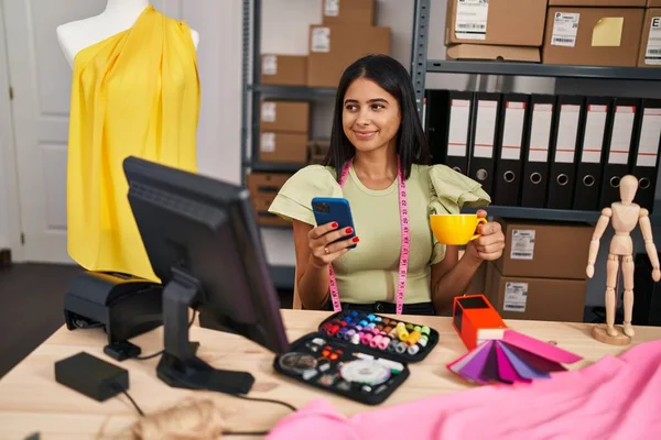 Genç Latin Kadın Ecommerce Işçisi Akıllı Telefon Kullanıyor Tasarımcı Stüdyosunda — Stok fotoğraf