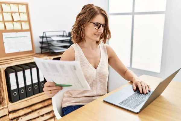 Hispanische Frau Mittleren Alters Lächelt Selbstbewusst Büro — Stockfoto