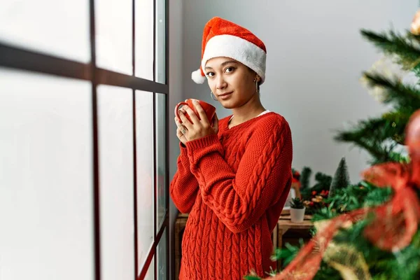 Junge Hispanische Frau Trinkt Kaffee Hause Weihnachtsbaum — Stockfoto