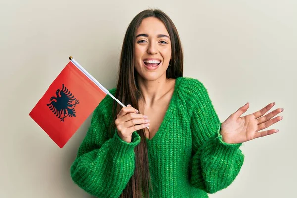 Jong Hispanic Meisje Houden Albania Vlag Vieren Prestatie Met Vrolijke — Stockfoto