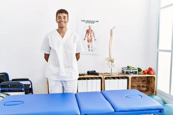 Giovane Uomo Ispanico Che Lavora Come Fisioterapista Nella Sala Fisioterapia — Foto Stock