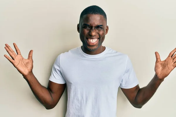 Junger Afrikanisch Amerikanischer Mann Lässigem Weißem Shirt Der Verrückt Und — Stockfoto