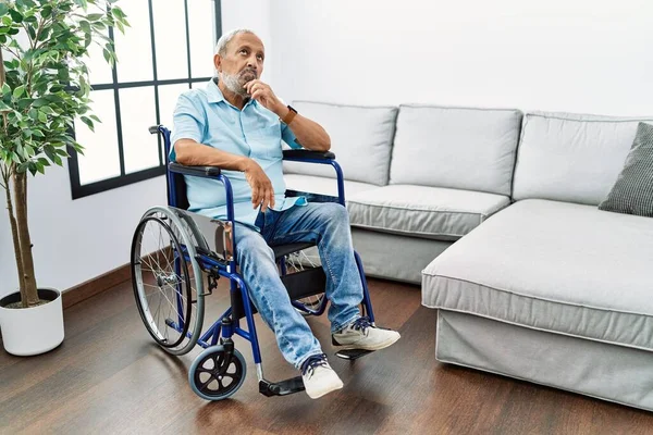 Stilig Äldre Man Sitter Rullstol Vardagsrummet Med Handen Hakan Tänker — Stockfoto