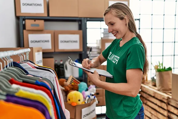 Joven Mujer Caucásica Vistiendo Uniforme Voluntario Trabajando Centro Caridad — Foto de Stock