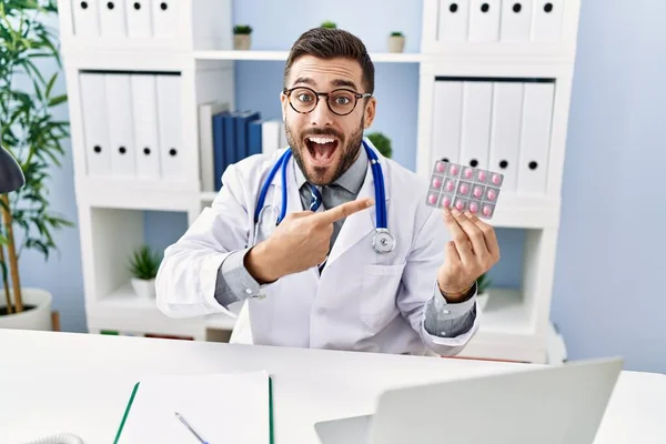 Handsome Hispanic Man Wearing Doctor Uniform Holding Prescription Pills Smiling — Stock fotografie