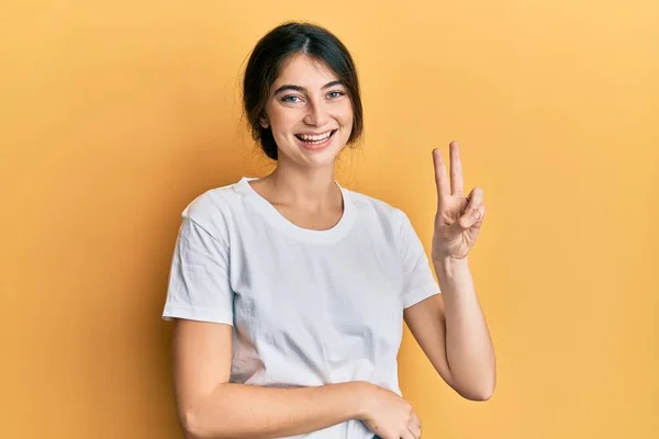 Jeune Femme Caucasienne Portant Shirt Blanc Décontracté Souriant Avec Clin — Photo