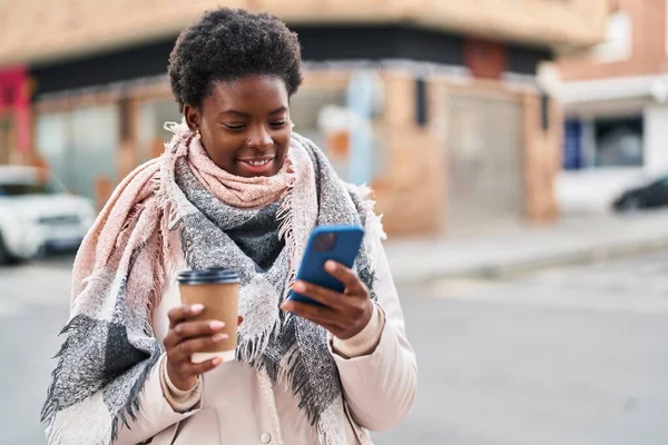 Mujer Afroamericana Usando Smartphone Bebiendo Café Calle —  Fotos de Stock