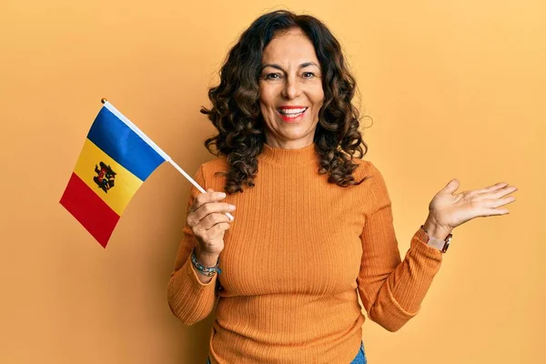 Orta Yaşlı Spanyol Kadın Moldova Bayrağını Tutarak Başarıyı Mutlu Bir — Stok fotoğraf
