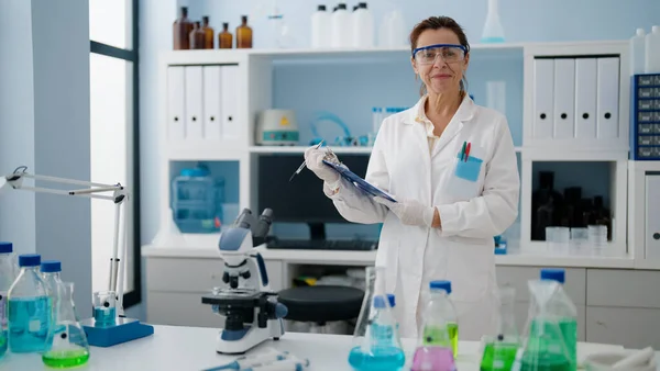 Mulher Hispânica Meia Idade Vestindo Uniforme Cientista Segurando Checklist Laboratório — Fotografia de Stock