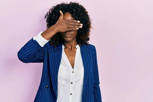 Jonge Afro Amerikaanse Vrouw Draagt Zakelijke Kleding Bril Die Ogen — Stockfoto