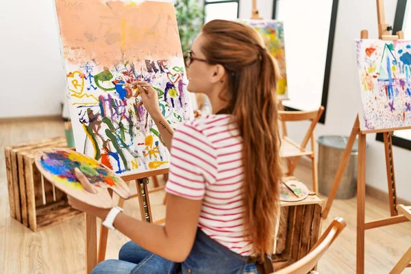 Mujer Joven Sonriendo Dibujo Seguro Estudio Arte — Foto de Stock