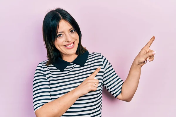 Mujer Hispana Joven Vistiendo Ropa Casual Sonriendo Mirando Cámara Apuntando — Foto de Stock