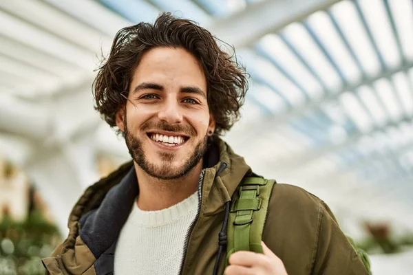 Yakışıklı Spanyol Adam Şehre Gülümsüyor — Stok fotoğraf