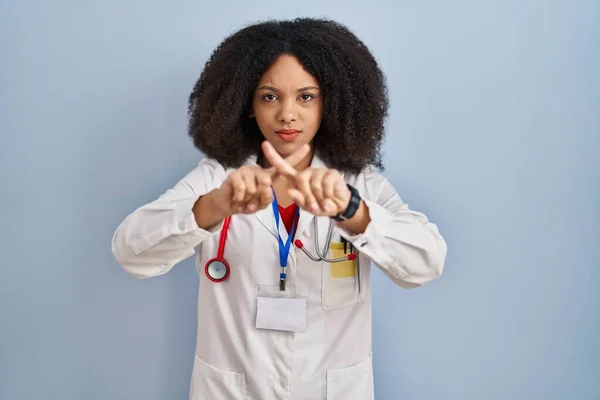 Junge Afrikanisch Amerikanische Frau Arztuniform Und Stethoskop Abstoßungsausdruck Daumendrücken Bei — Stockfoto