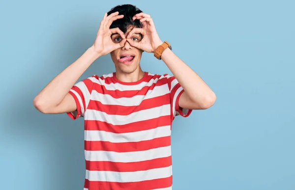 Snygg Hipster Ung Man Bär Casual Randig Shirt Gör Gest — Stockfoto