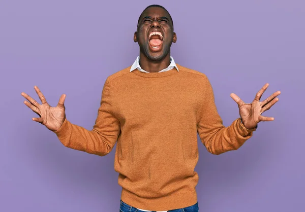 Jonge Afro Amerikaanse Man Draagt Casual Kleding Gek Gek Schreeuwen — Stockfoto