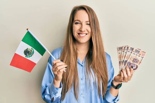 Joven Rubia Sosteniendo Bandera Mexicana Billetes Mexicanos Guiñando Ojo Mirando —  Fotos de Stock
