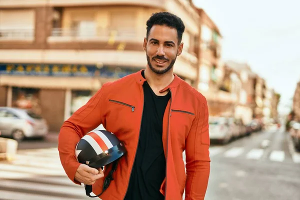 Jovem Hispânico Homem Sorrindo Feliz Segurando Capacete Motocicleta Cidade — Fotografia de Stock