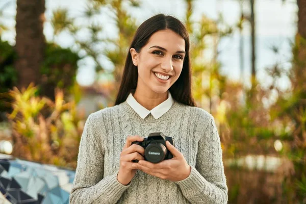 Wanita Muda Hispanik Tersenyum Bahagia Menggunakan Kamera Kota — Stok Foto