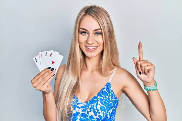 Young Beautiful Caucasian Woman Holding Poker Cards Smiling Idea Question — Stock Photo, Image