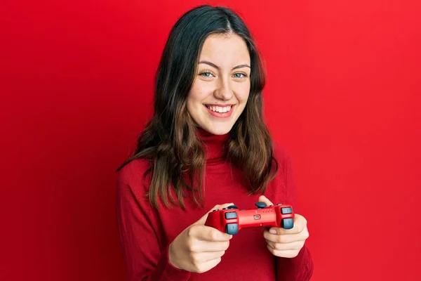 Young Brunette Woman Playing Video Game Holding Controller Smiling Happy — Foto Stock