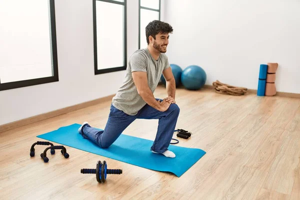 Giovane Ispanico Sportivo Uomo Sorridente Allenamento Felice Yoga Centro Sportivo — Foto Stock