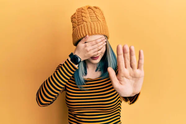Jong Modern Meisje Draagt Wollen Muts Die Ogen Met Handen — Stockfoto