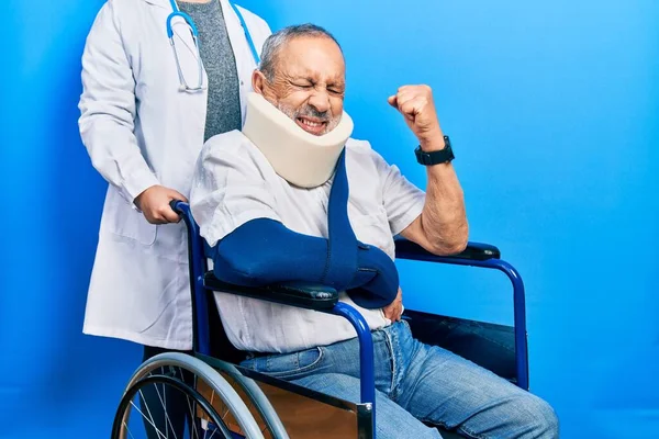 Hombre Mayor Guapo Con Barba Sentado Silla Ruedas Con Cuello — Foto de Stock