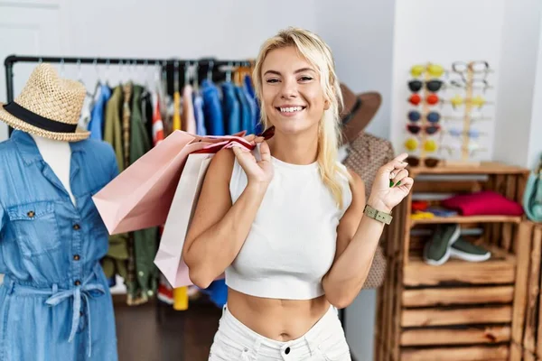 Ung Kaukasisk Kvinna Håller Shoppingväskor Detaljhandeln Glad Med Ett Leende — Stockfoto