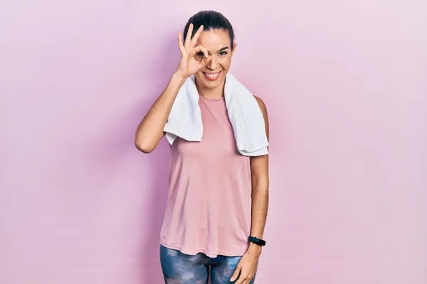 Genç Esmer Kadın Spor Giysisi Havlu Giyiyor Hareketleriyle Gülümsüyor Gözleriyle — Stok fotoğraf