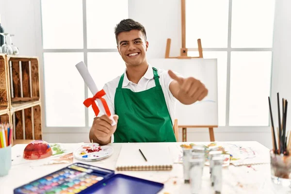 Homem Hispânico Jovem Estúdio Arte Segurando Grau Aprovando Fazer Gesto — Fotografia de Stock