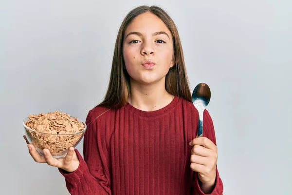 Όμορφη Μελαχρινή Κοριτσάκι Τρώει Υγιή Δημητριακά Ολικής Αλέσεως Κρατώντας Κουτάλι — Φωτογραφία Αρχείου
