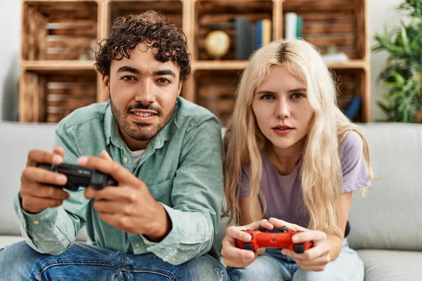 Jovem Casal Sorrindo Feliz Jogar Videogame Casa — Fotografia de Stock