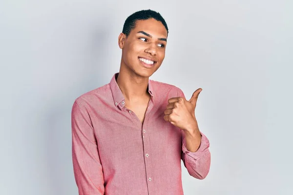 Jovem Afro Americano Vestindo Roupas Casuais Sorrindo Com Rosto Feliz — Fotografia de Stock