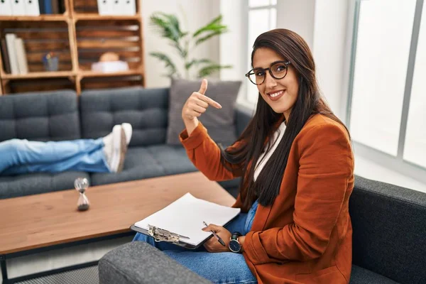 Jonge Spaanse Vrouw Werkzaam Als Psychologie Counselor Kijken Zelfverzekerd Met — Stockfoto