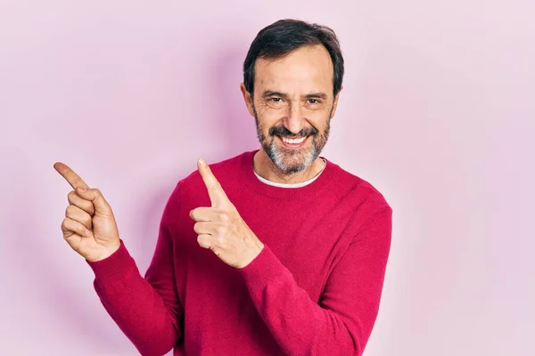 Hombre Hispano Mediana Edad Vistiendo Ropa Casual Sonriendo Mirando Cámara — Foto de Stock